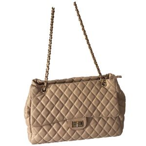 Medium shoulder purse , large inside with large outside pocket with lock nut